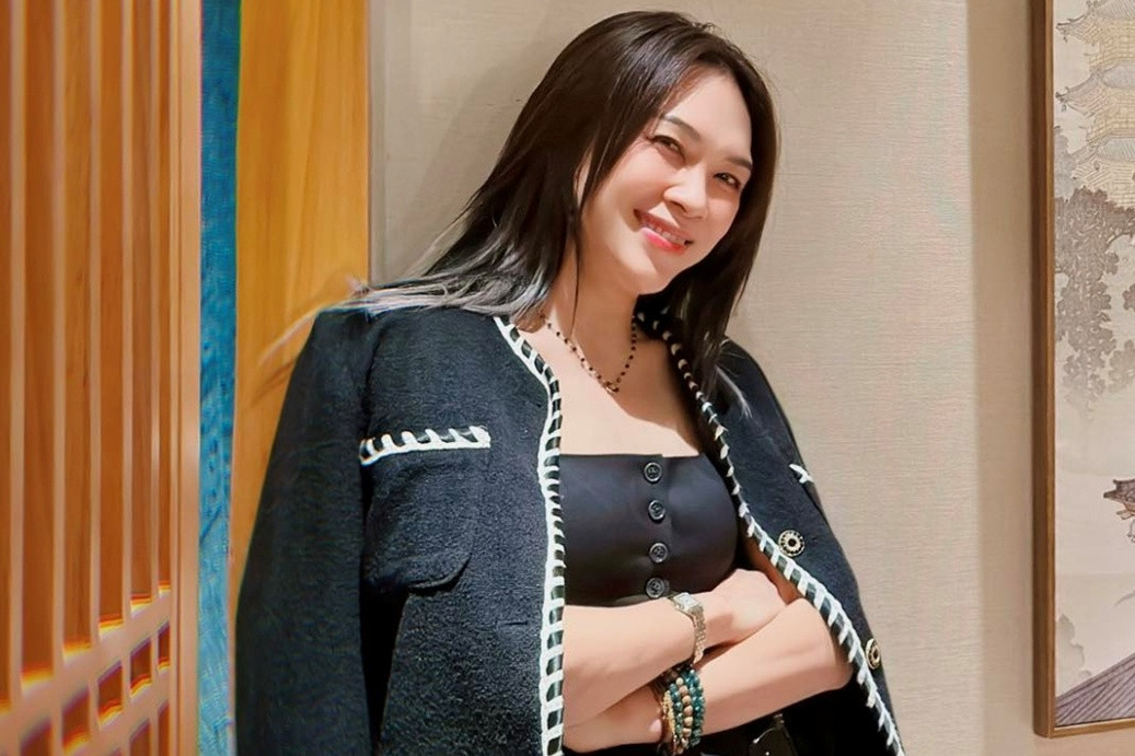 Ca sĩ Mỹ Tâm đẹp quyền lực, MC Mai Ngọc VTV mặn nồng bên chồng