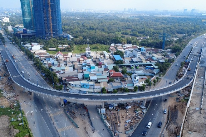 Cận cảnh nhánh cầu cong chữ C tại nút giao lớn nhất TPHCM trước ngày thông xe