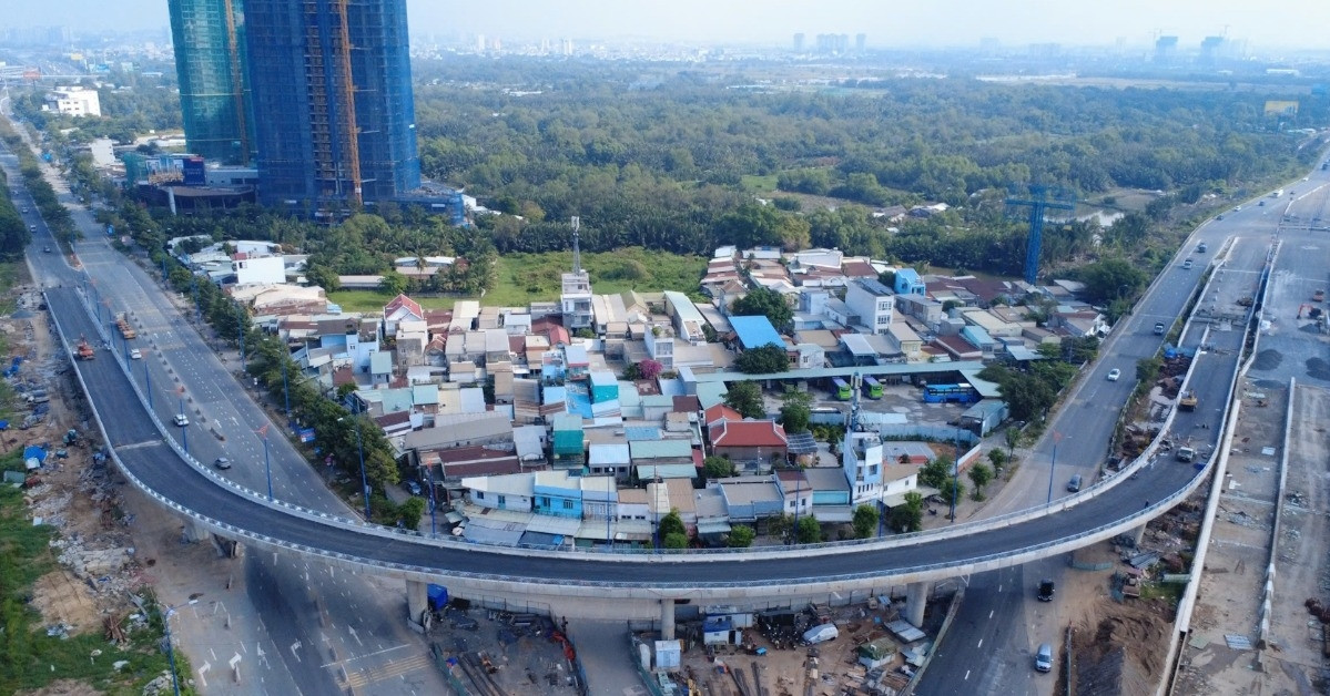 Cận cảnh nhánh cầu cong chữ C tại nút giao lớn nhất TPHCM trước ngày thông xe