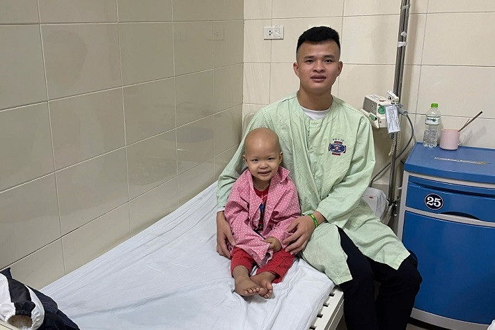  Cha đơn thân kiệt quệ cầu cứu cộng đồng giúp con trai 3 tuổi mắc ung thư xương 