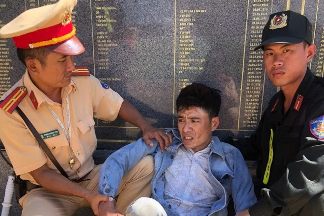 Chạy xe ngược chiều gặp CSGT, thanh niên ném ví chứa ma túy hòng tẩu thoát