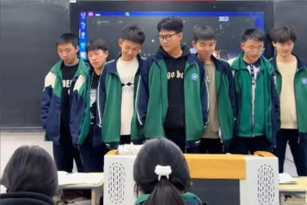 Cô giáo có chiêu phạt lỗi đi muộn đặc biệt, khiến nhóm học sinh 'nổi như cồn'