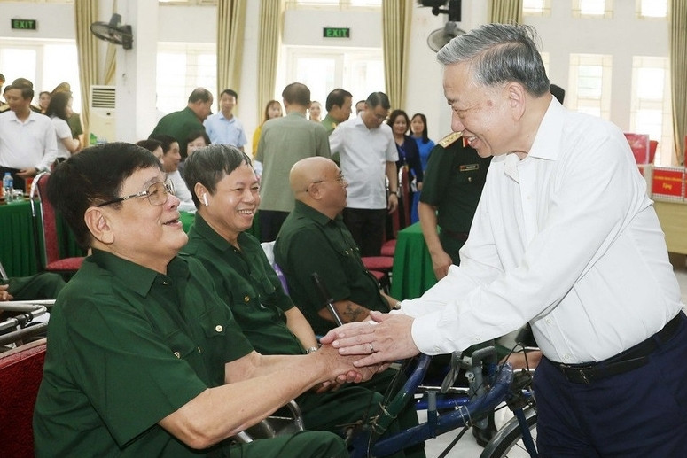 Đảng, Nhà nước tặng quà nhân dịp Đại hội Đảng 14 và Tết Nguyên đán