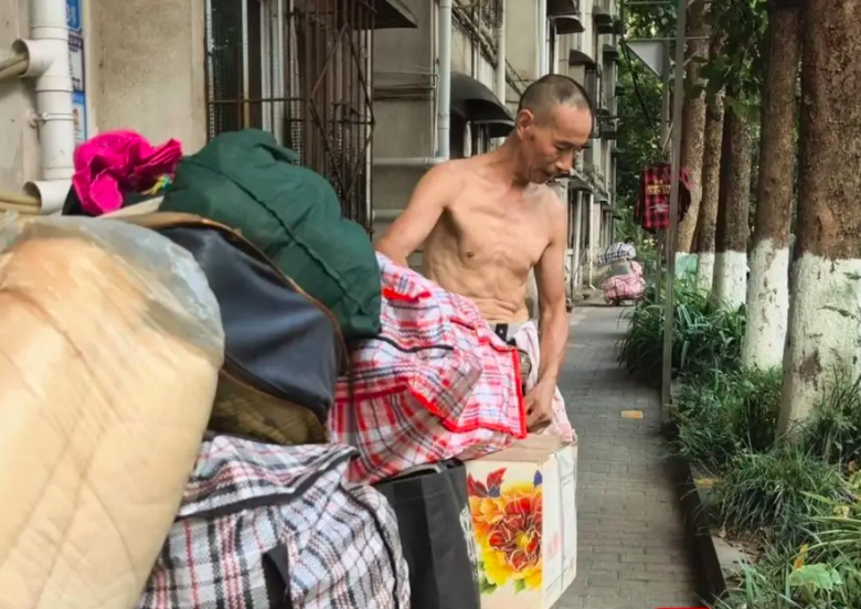 Chồng 62 tuổi làm nghề khuân vác chăm vợ ốm, 30 năm không rời xa