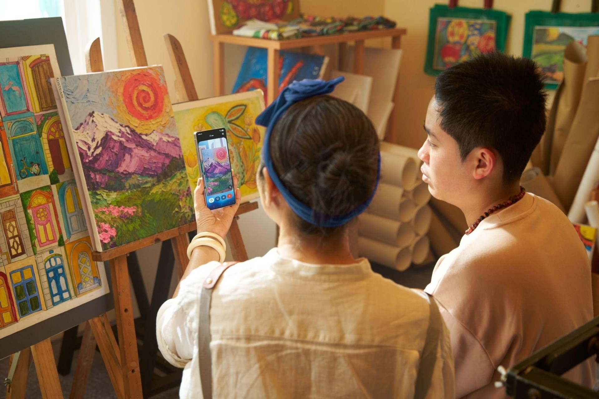 Lớp học hội họa cho trẻ tự kỷ - khi công nghệ giúp thấu hiểu nhau