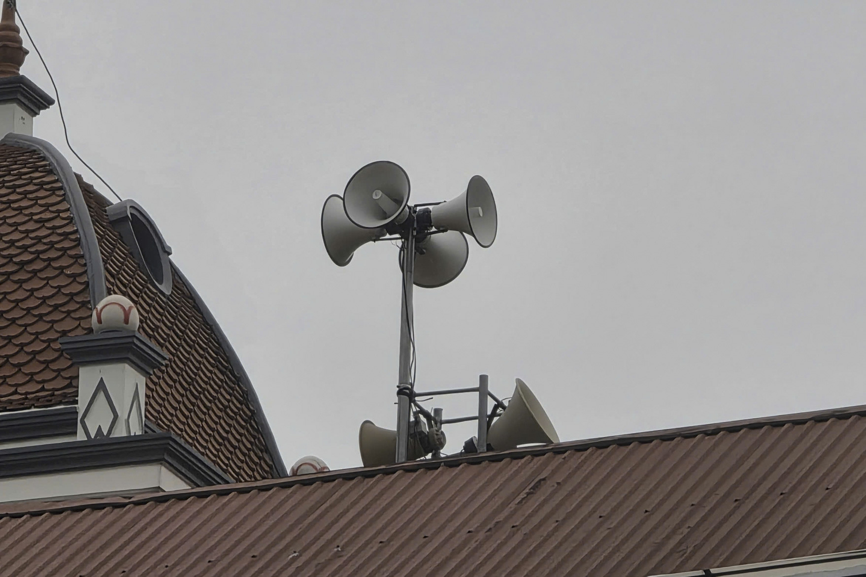 Người dân kiến nghị dừng phát loa từ 4h30, phường nói 'phép vua thua lệ làng'