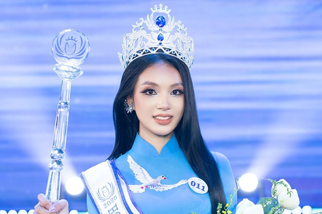 Nữ sinh 20 tuổi vỡ òa khi đăng quang Hoa hậu Sinh viên Hòa bình Việt Nam