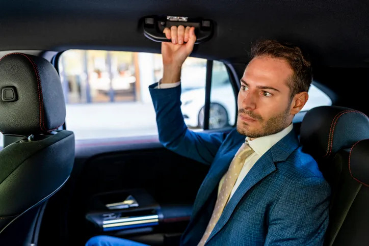 tay nam trong xe 2.webp