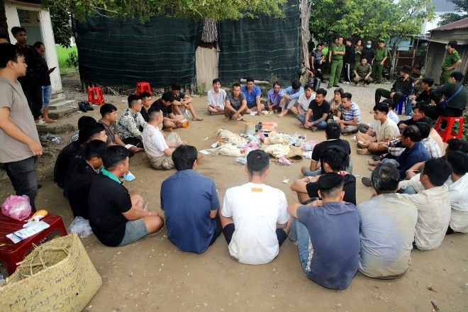 Triệt phá sới bạc lớn giữa khu đất hoang, tạm giữ 35 đối tượng