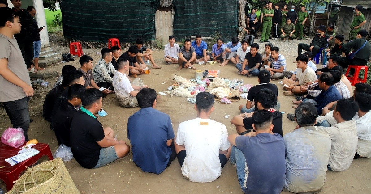 Triệt phá sới bạc lớn giữa khu đất hoang, tạm g...