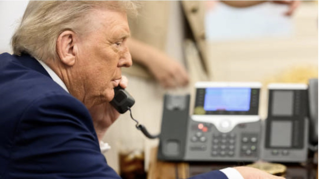 Trump điện đàm. Ảnh: Global Look Press