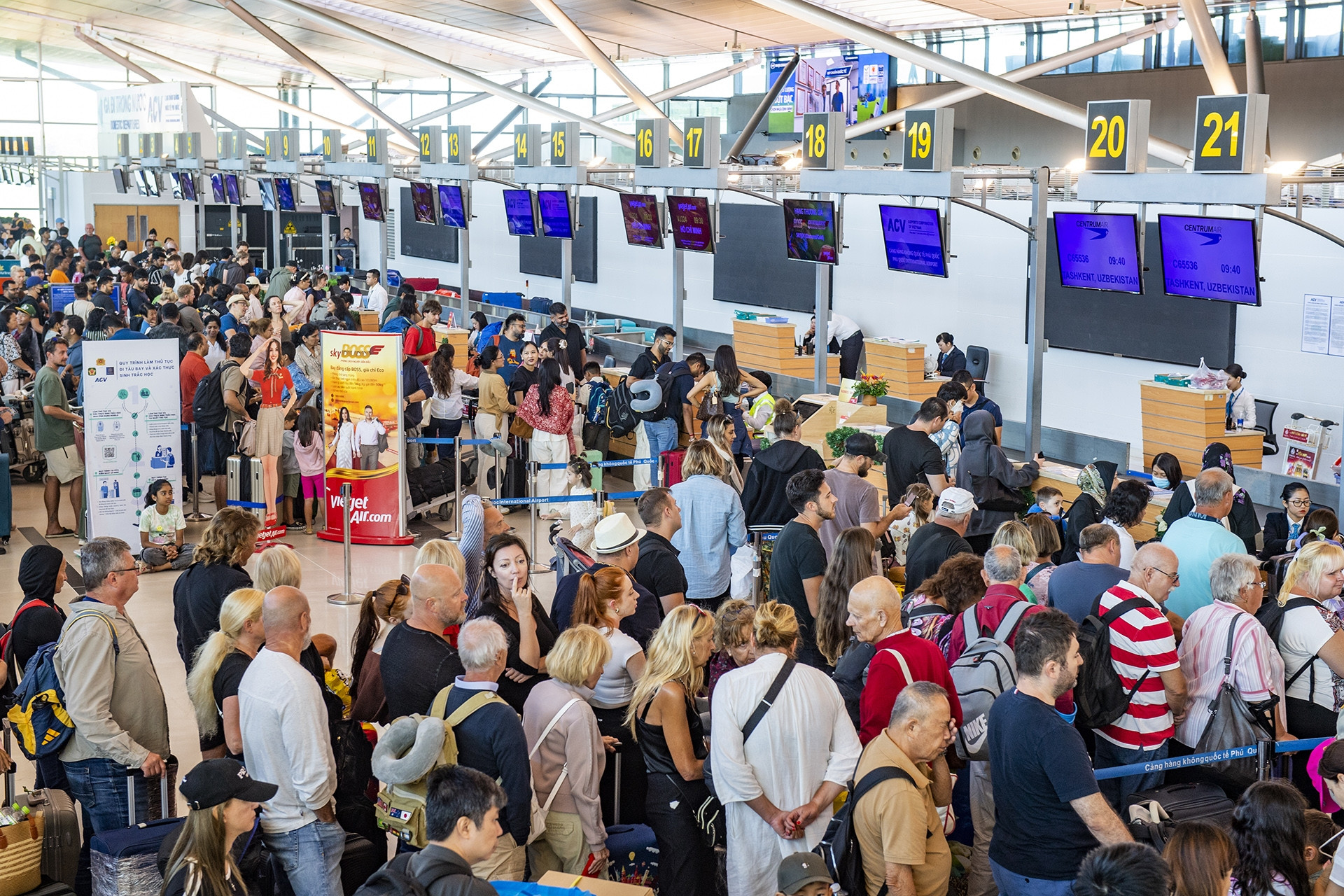 Vé tàu xe, máy bay 'nóng' lên sau khi chốt lịch nghỉ Tết Dương lịch 2026