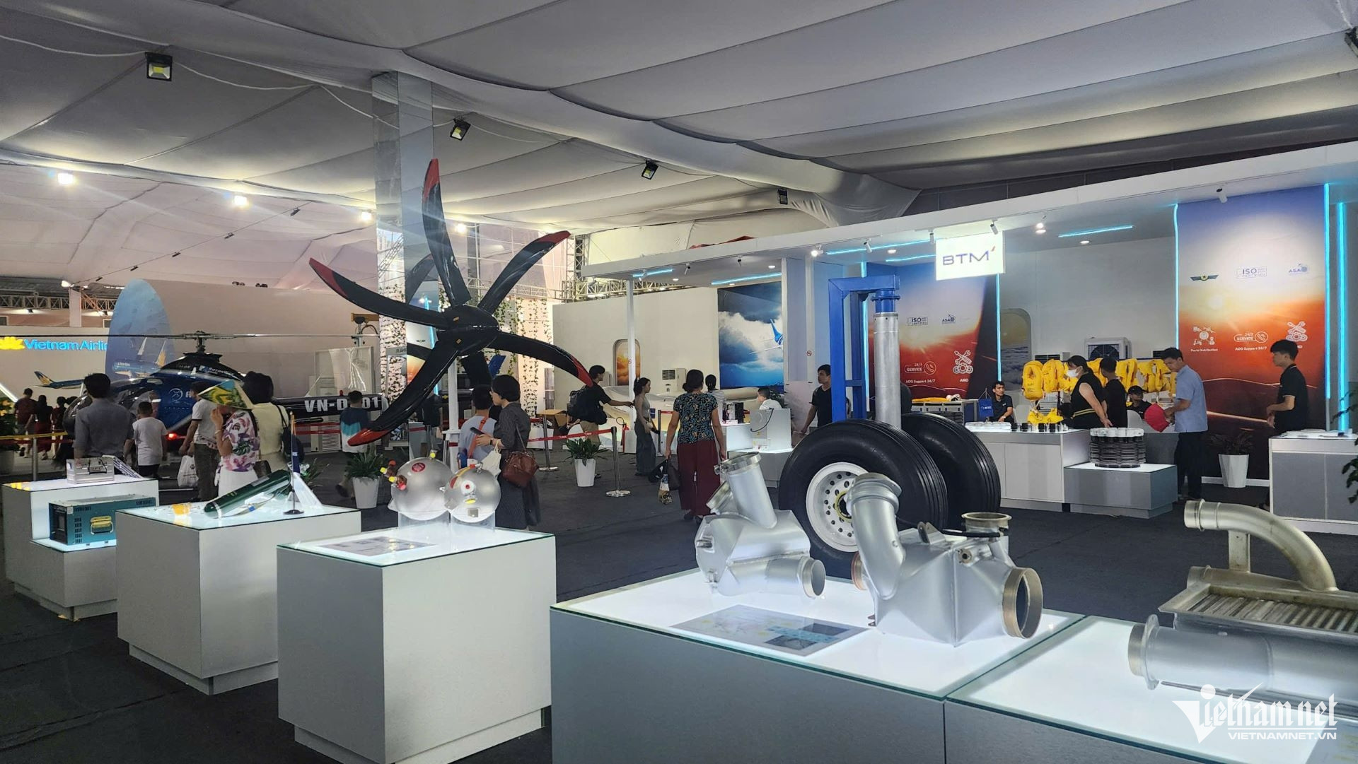 W-ANH 1  GIAN HANG HANG KHONG TAI A80.jpg