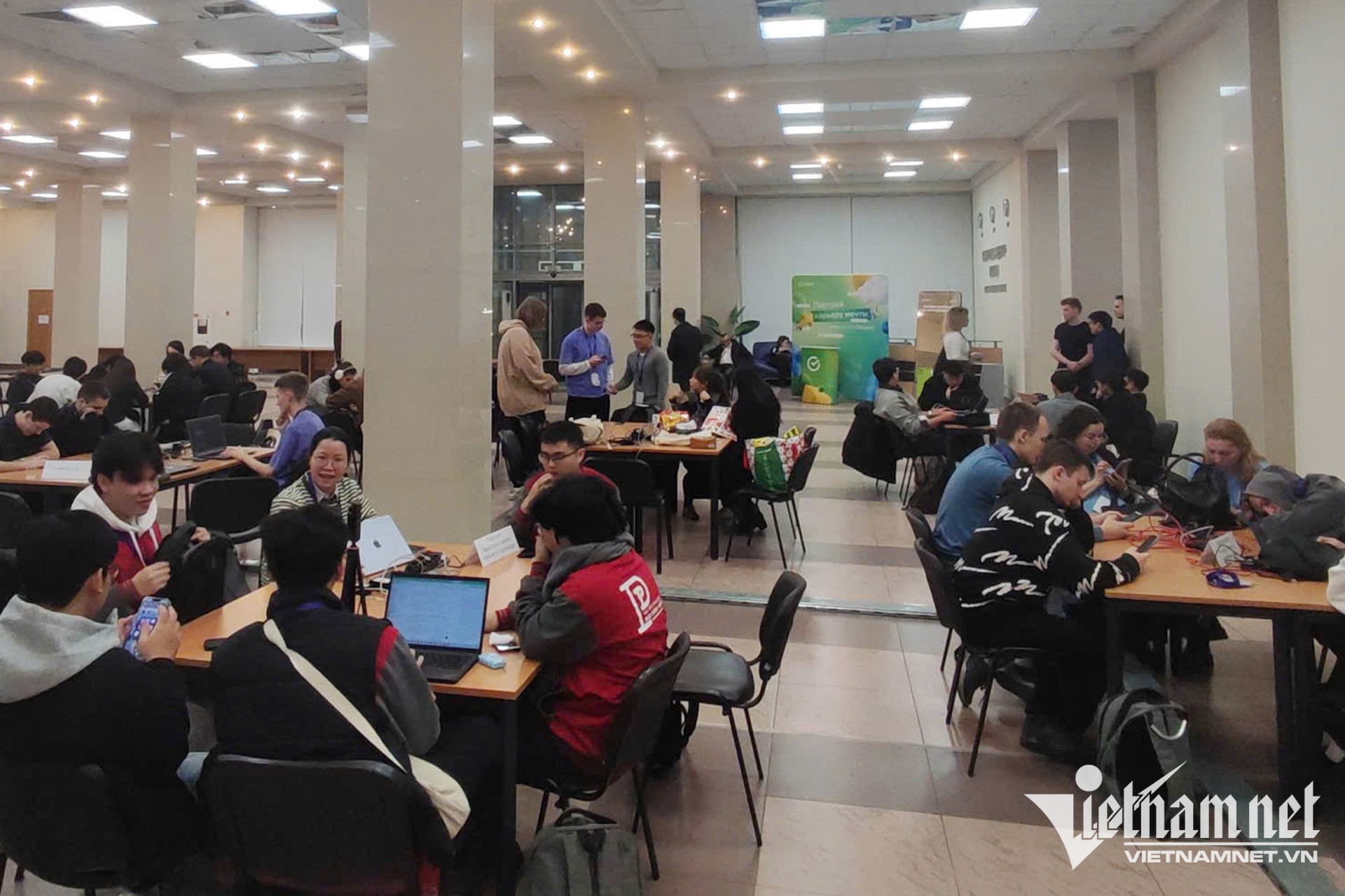 W-hop tac quoc te 1.jpg