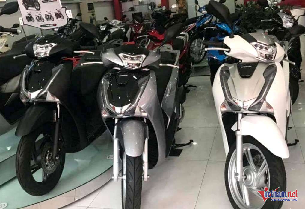 W-le phi truoc ba xe may.jpg