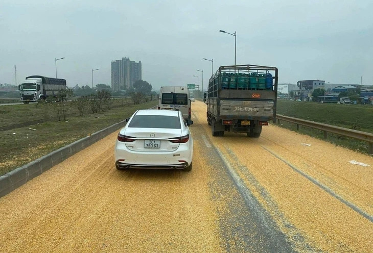 Xe đầu kéo bung chốt, 3 tấn ngô tràn xuống cao tốc Hà Nội – Thái Nguyên