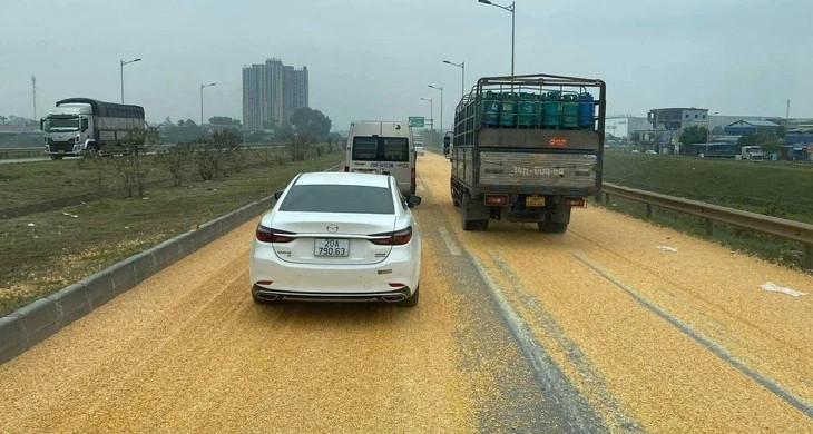 Xe đầu kéo bung chốt, 3 tấn ngô tràn xuống cao tốc Hà Nội – Thái Nguyên