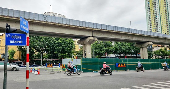 Bản tin cuối ngày 3/12: Hà Nội yêu cầu tháo dỡ rào chắn thi công để tránh ùn tắc