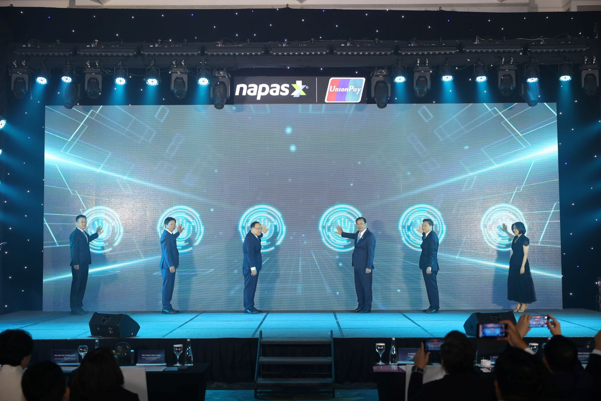 A1 Các đại biểu thực hiện nghi thức công bố kết nối nối thanh toán bán lẻ song phương qua mã QR giữa Việt Nam   Trung Quốc 1.jpg