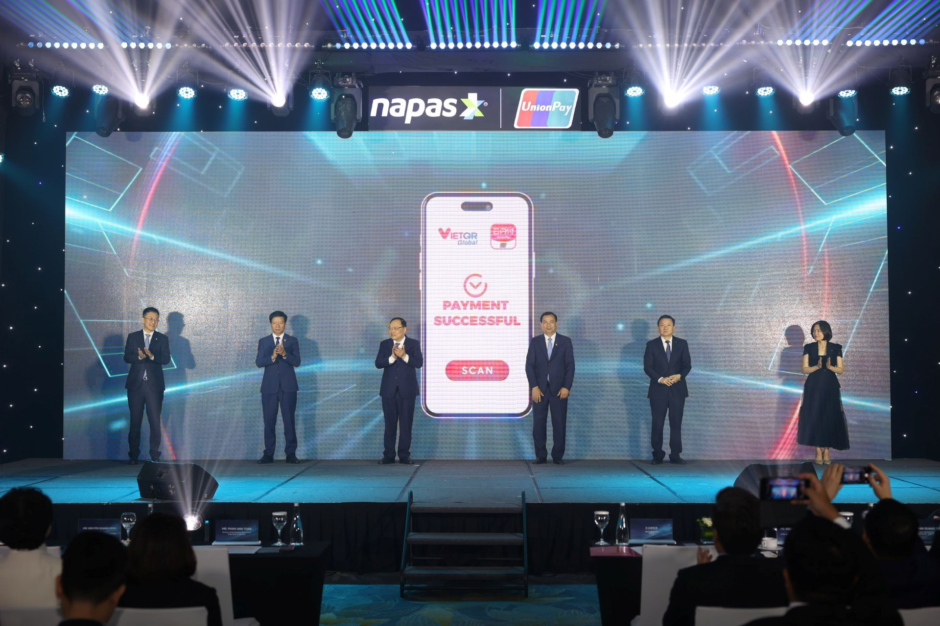 A2 Các đại biểu thực hiện nghi thức công bố kết nối nối thanh toán bán lẻ song phương qua mã QR giữa Việt Nam Trung Quốc 3.jpg