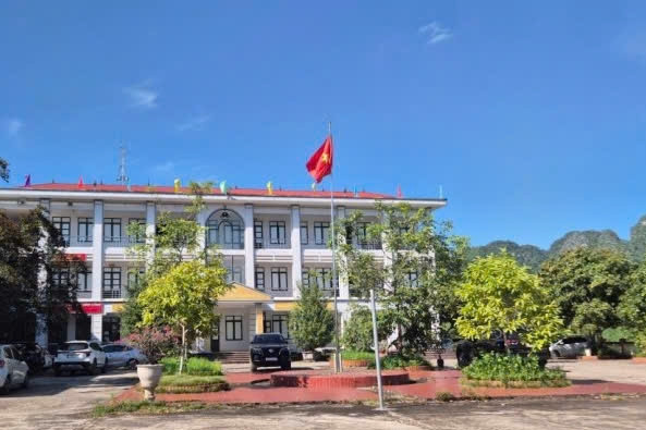 Bé gái sơ sinh bị bỏ rơi giữa đêm lạnh, lá thư hé lộ bi kịch phía sau