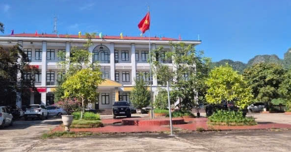 Bé gái sơ sinh bị bỏ rơi giữa đêm lạnh, lá thư hé lộ bi kịch phía sau