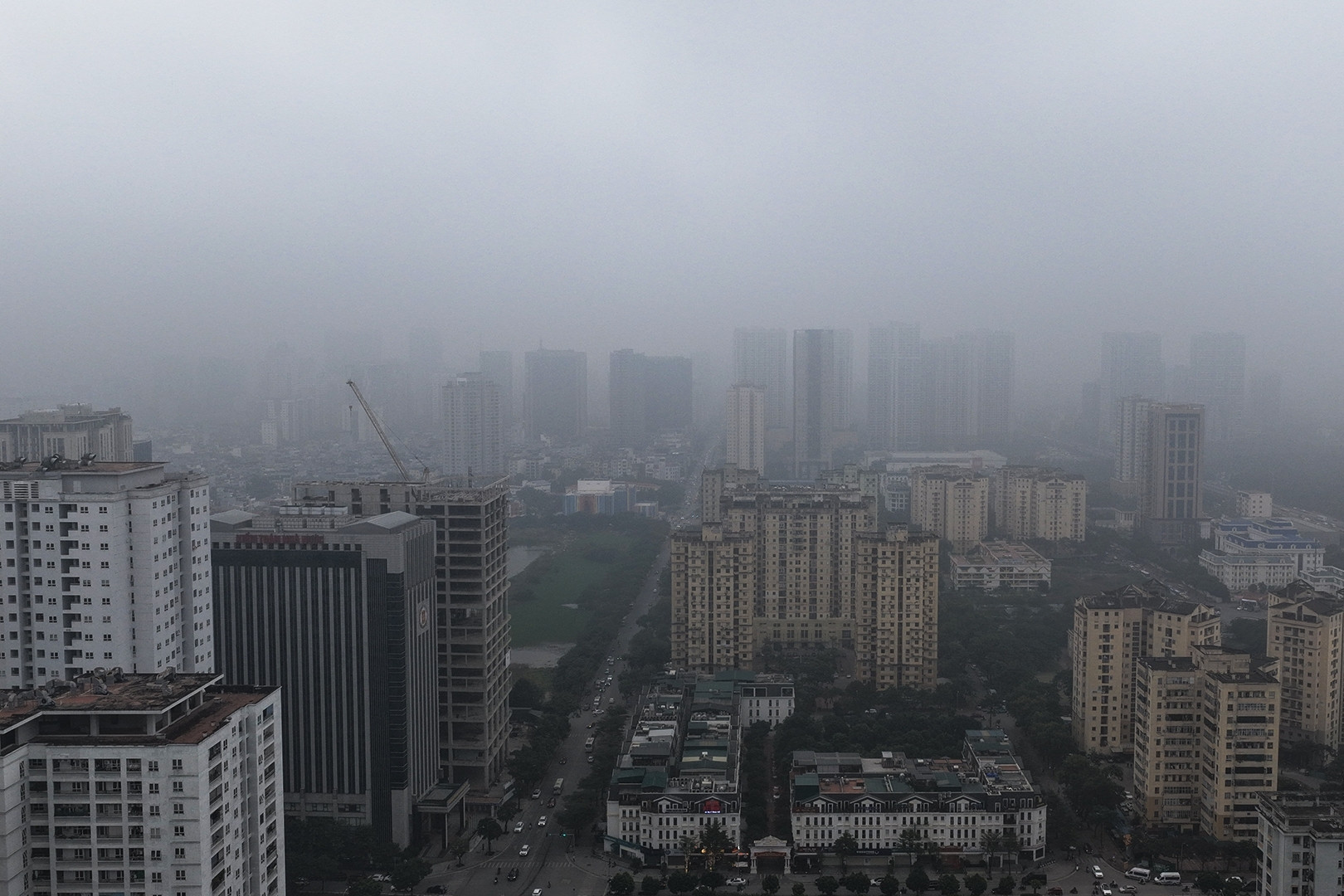 Bụi mịn ở Hà Nội vượt ngưỡng 21 lần: Bác sĩ cảnh báo những người sẽ gặp nguy