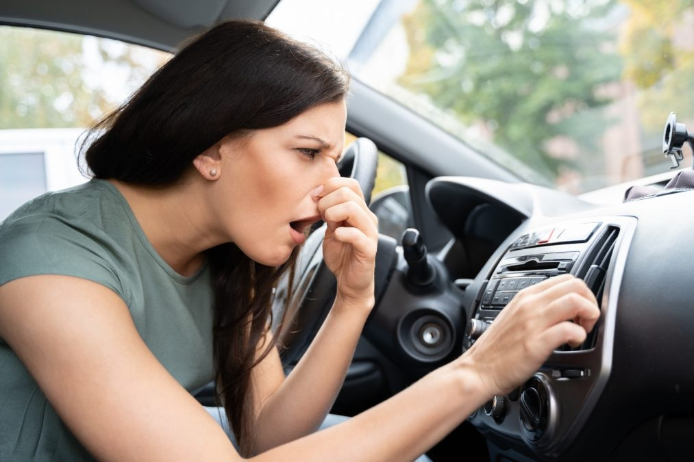 Cách vệ sinh cửa gió điều hòa ô tô khi có dấu hiệu mùi ẩm mốc