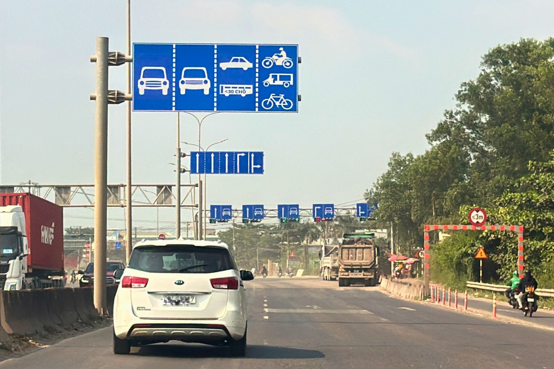 Cảnh 'hỗn loạn' vạch kẻ đường, biển báo phân làn trên Quốc lộ 51