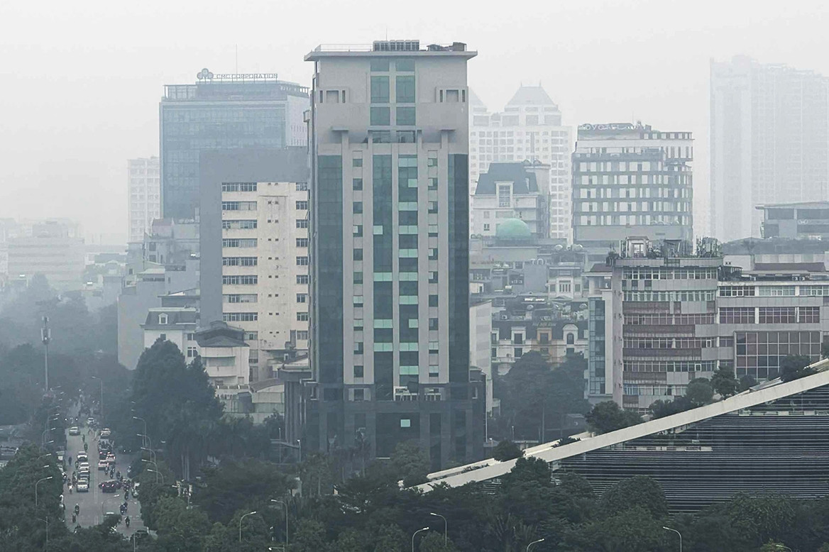 Chất lượng không khí Hà Nội rời khỏi mức 'rất xấu' sáng nay