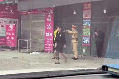 Cán bộ CSGT ngăn chặn 2 kẻ xăm trổ hành hung nam thanh niên giữa đường