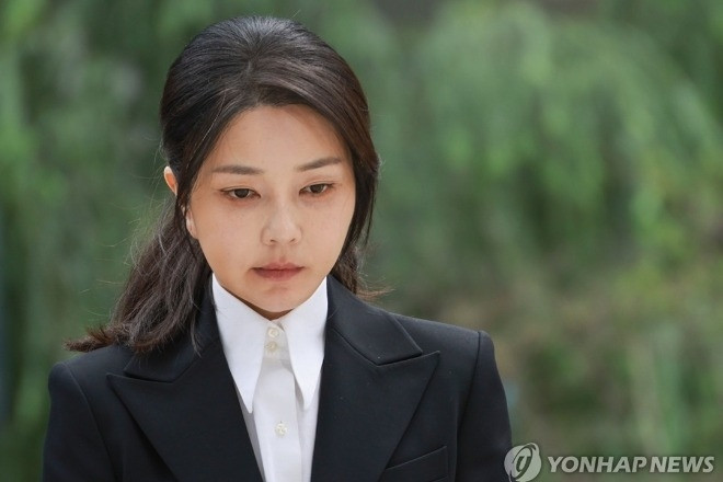 Cựu Đệ nhất phu nhân Hàn Quốc đối mặt mức án 15 năm tù giam