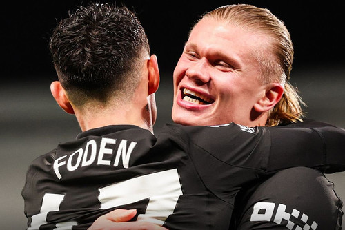 Taylor Swift, the pop queen, shocked the world by announcing that she wants to invite Erling Haaland, the 25 -year-old football king from Manchester City, to join a new Nike campaign worth $50 million to promote a new line of sports shoes. Swift said: "Haaland is a model of greatness in football – from a young talent to conquering major titles! But with those challenges and pressures, he needs a hit to 'shake it off' like I do!" Erling Haaland didn’t hesitate to give a shocking response that deeply moved Taylor Swift, and she immediately sent him a special gift! Haaland Lap Ky Luc Moi Man City Thang Sieu Kich Tinh Fulham 21