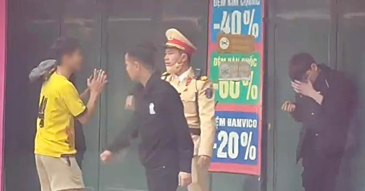 Cán bộ CSGT ngăn chặn 2 kẻ xăm trổ hành hung nam thanh niên giữa đường