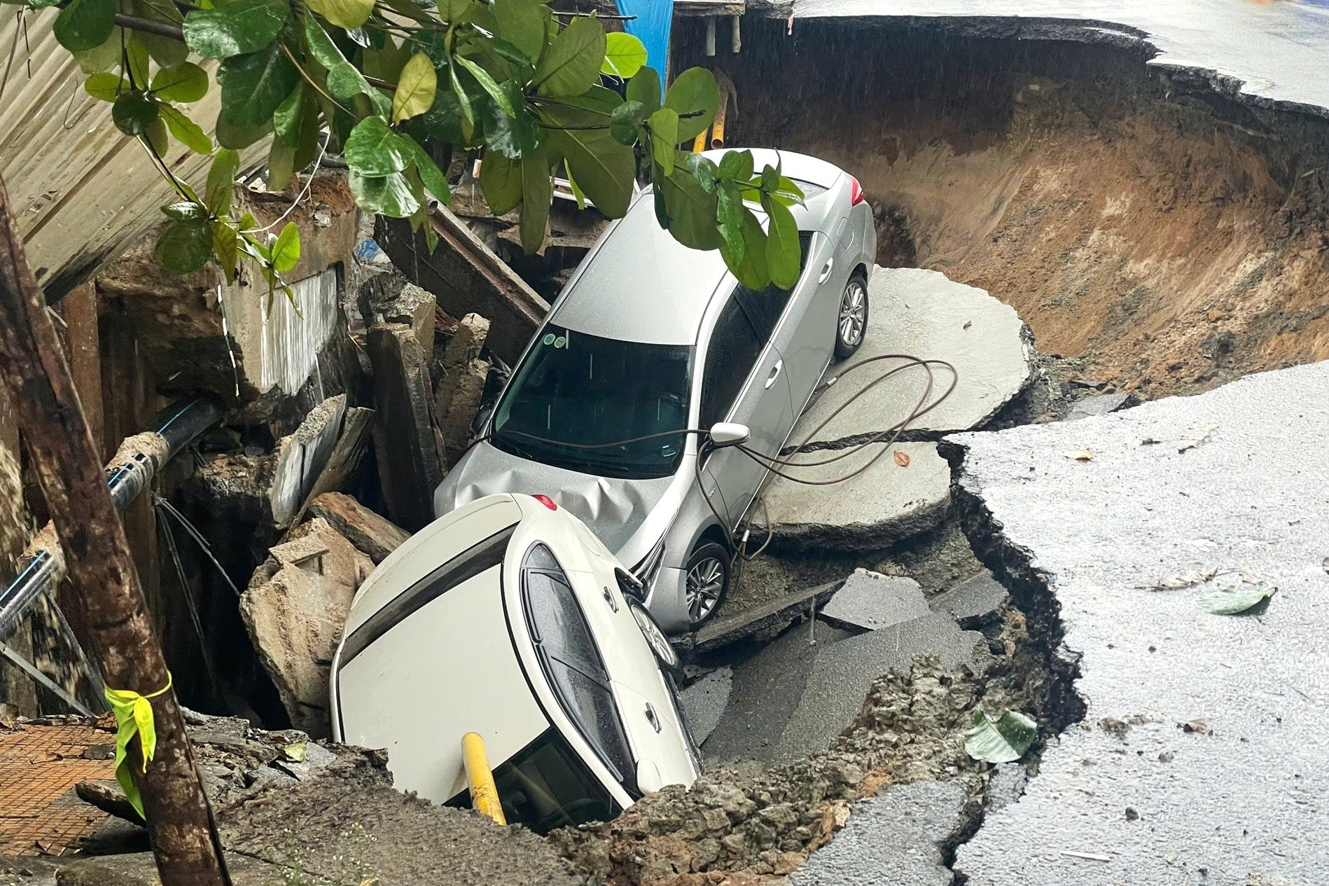 Hố sụt lớn ‘nuốt chửng’ 2 ô tô ở trung tâm Đà Nẵng