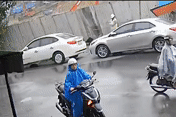 Khoảnh khắc mặt đường sụp xuống ‘nuốt chửng’ 2 ô tô ở trung tâm Đà Nẵng
