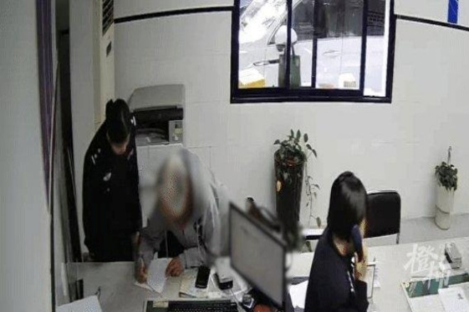 Mang theo nhật ký của cha, bà lão 72 tuổi tìm thấy họ hàng chỉ sau 1 giờ