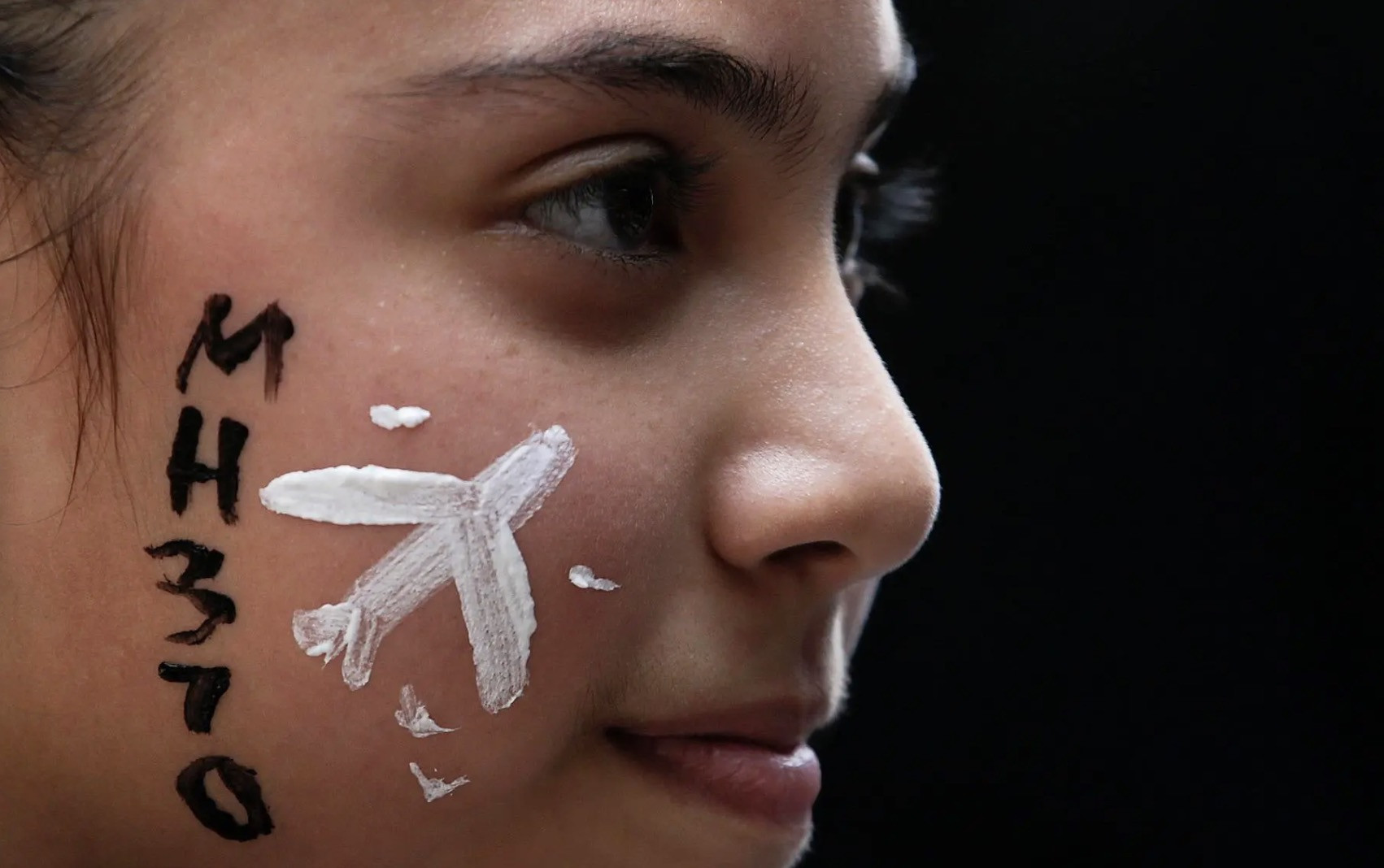 Người thân của các hành khách trên MH370 vẫn hy vọng tìm ra máy bay mất tích. Ảnh: EFE.