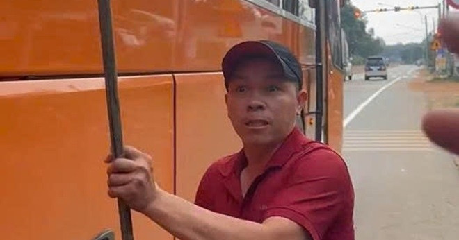 Nhân viên xe khách cầm gậy sắt đe dọa người đi xe máy