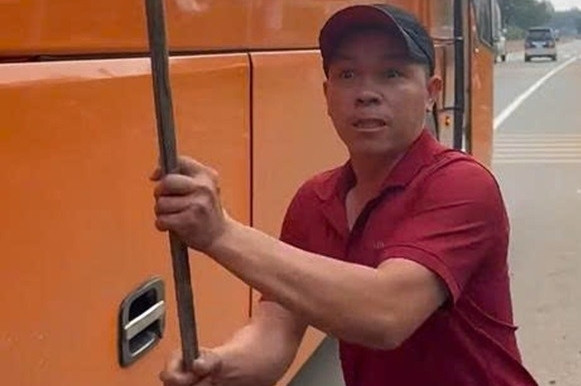 Nhân viên xe khách cầm gậy sắt đe dọa người đi xe máy