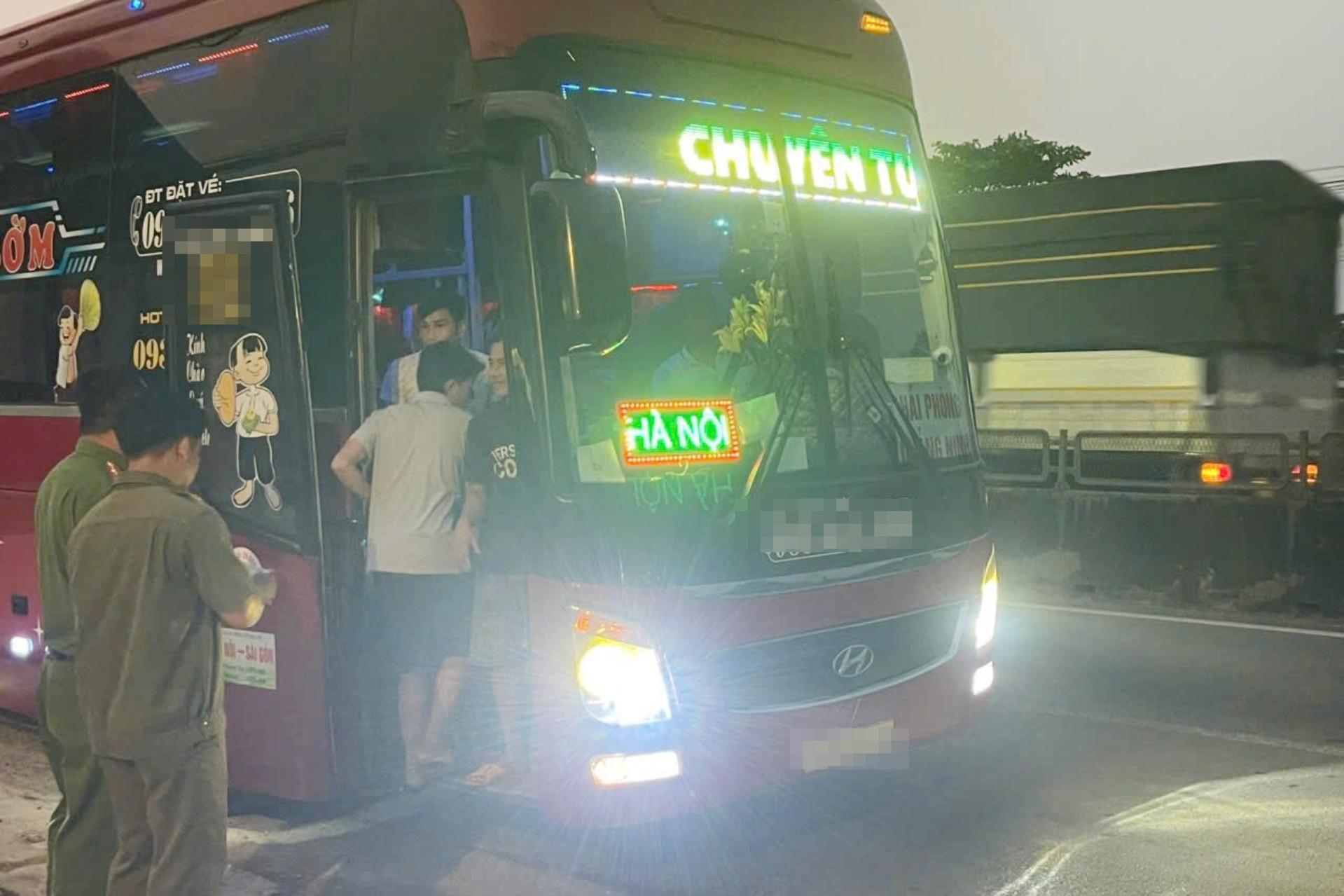 Phát hiện chi tiết 'lạ' ven đường, nam thanh niên hoảng hốt tìm cách bỏ trốn