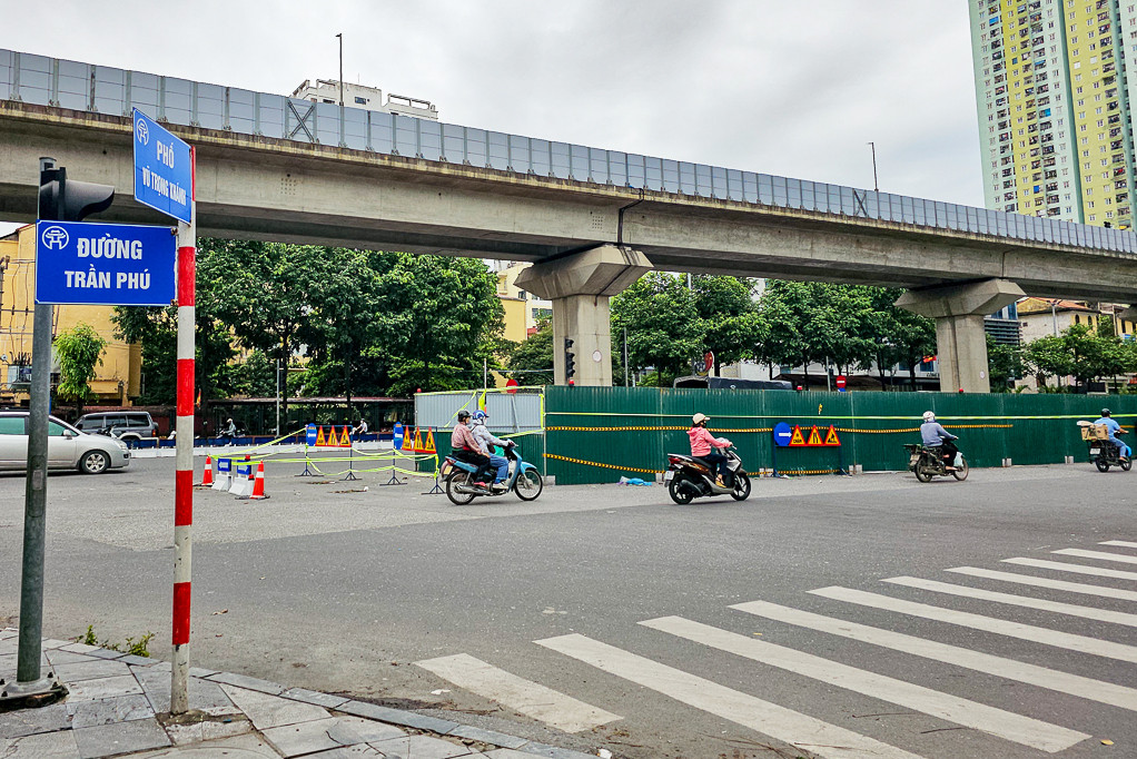 Hà Nội yêu cầu tháo dỡ nhiều rào chắn thi công để tránh ùn tắc