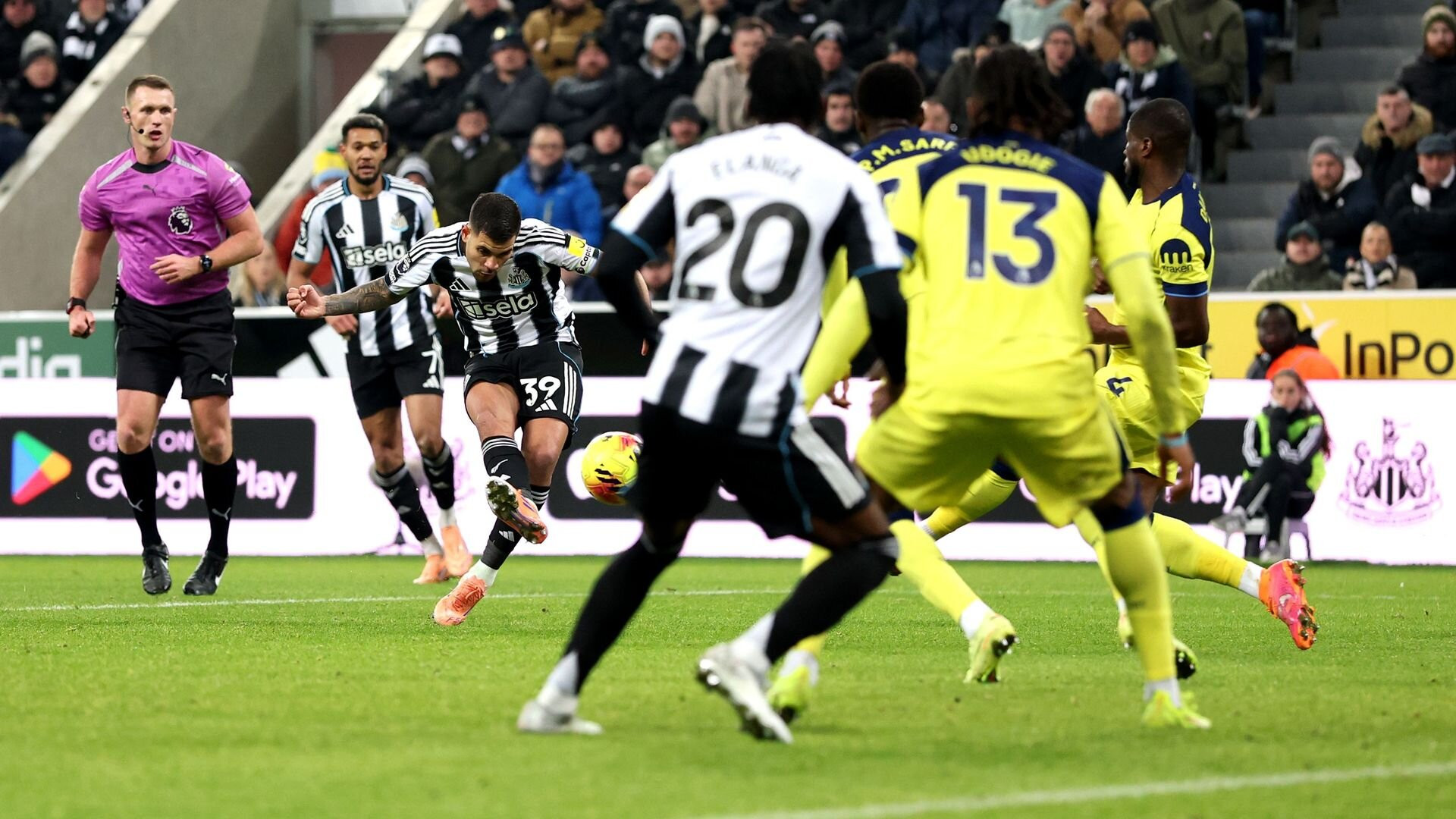 resources_premierleague_pulselive_com 2025 12 02T214643Z_1270594206_UP1ELC21OHUQ1_RTRMADP_3_SOCCER ENGLAND NEW TOT (1).jpg