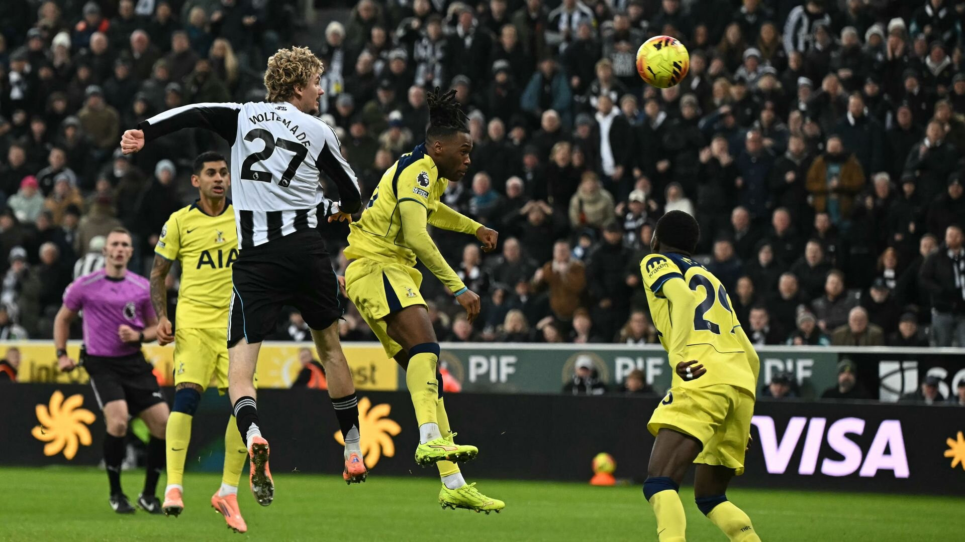 resources_premierleague_pulselive_com 2025 12 02T214643Z_1270594206_UP1ELC21OHUQ1_RTRMADP_3_SOCCER ENGLAND NEW TOT.jpg