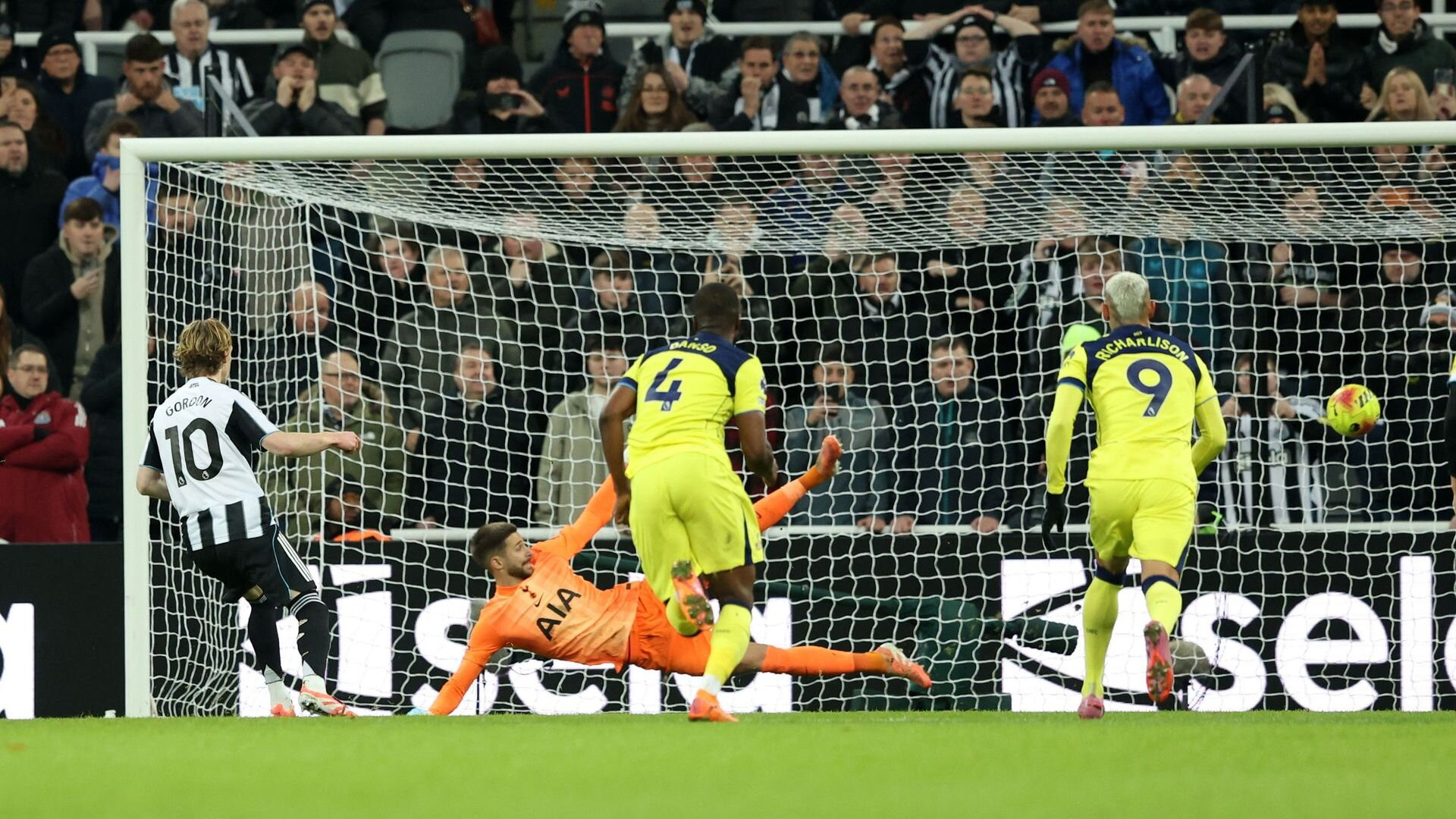 resources_premierleague_pulselive_com 2025 12 02T215209Z_1326243016_UP1ELC21OQWQD_RTRMADP_3_SOCCER ENGLAND NEW TOT (3).jpg