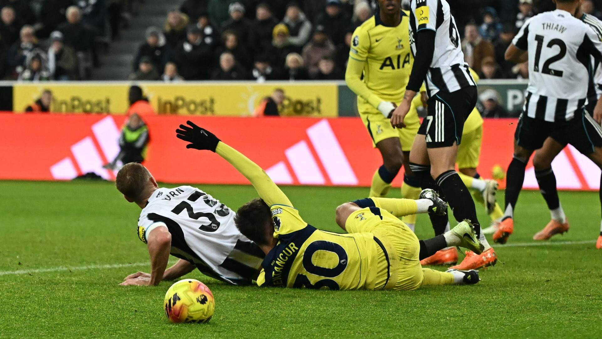 resources_premierleague_pulselive_com 2025 12 02T215209Z_1326243016_UP1ELC21OQWQD_RTRMADP_3_SOCCER ENGLAND NEW TOT.jpg