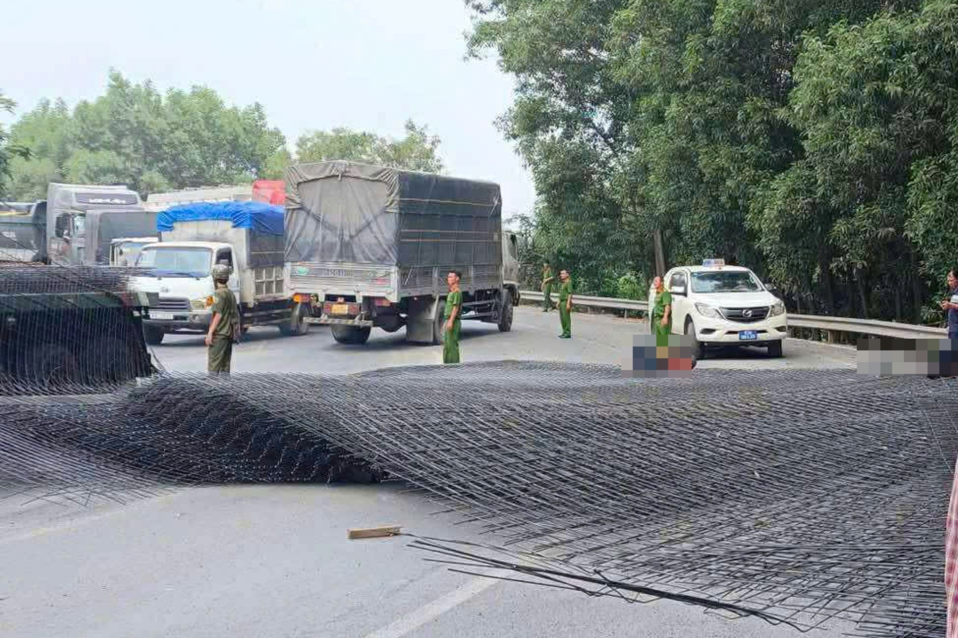 Thép rơi tứ tung trên cầu nối Đồng Nai - TPHCM, hai người nhập viện