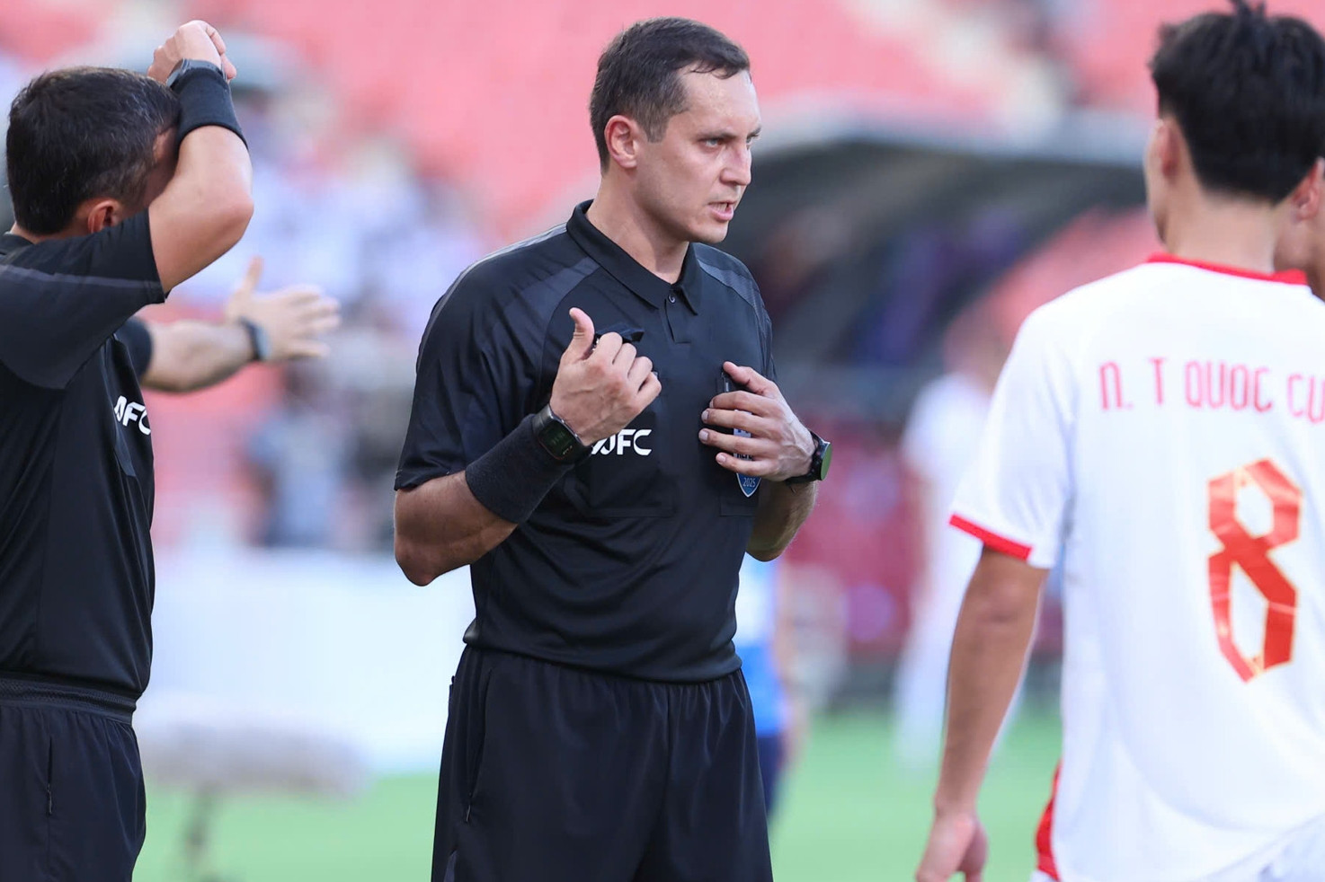 Vì sao trọng tài 'bẻ cờ' công nhận bàn thắng của Đình Bắc