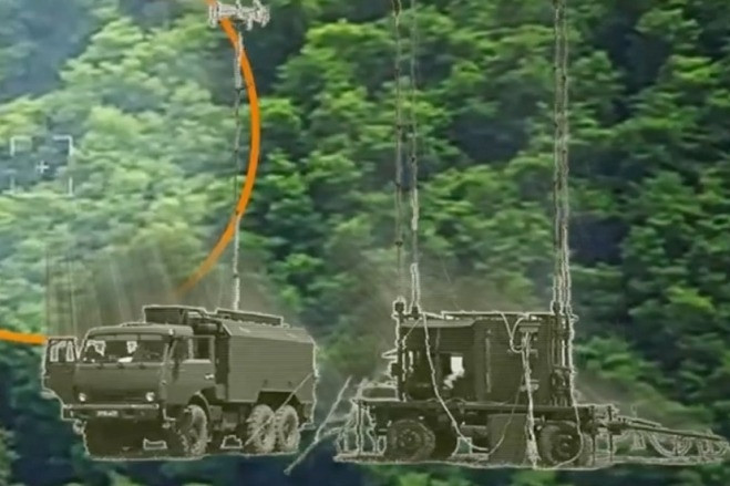 Video pháo binh Ukraine bắn nổ hệ thống tác chiến điện tử Nga giữa rừng cây