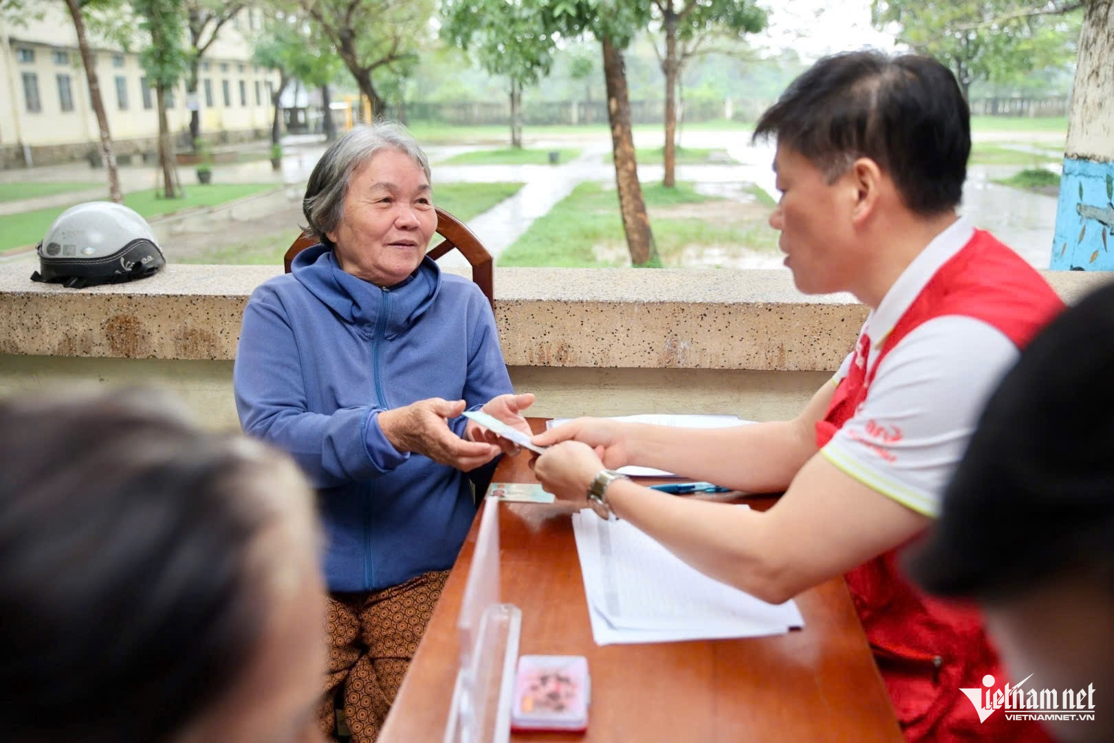 W-trao quà dân huế.jpg